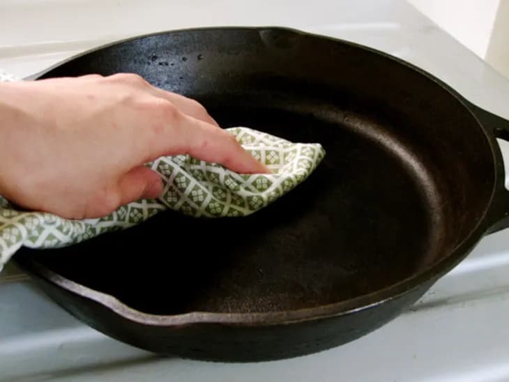 The Ultimate Guide to Seasoning Cast Iron: The Secret to a Lifetime of Non-Stick Cooking